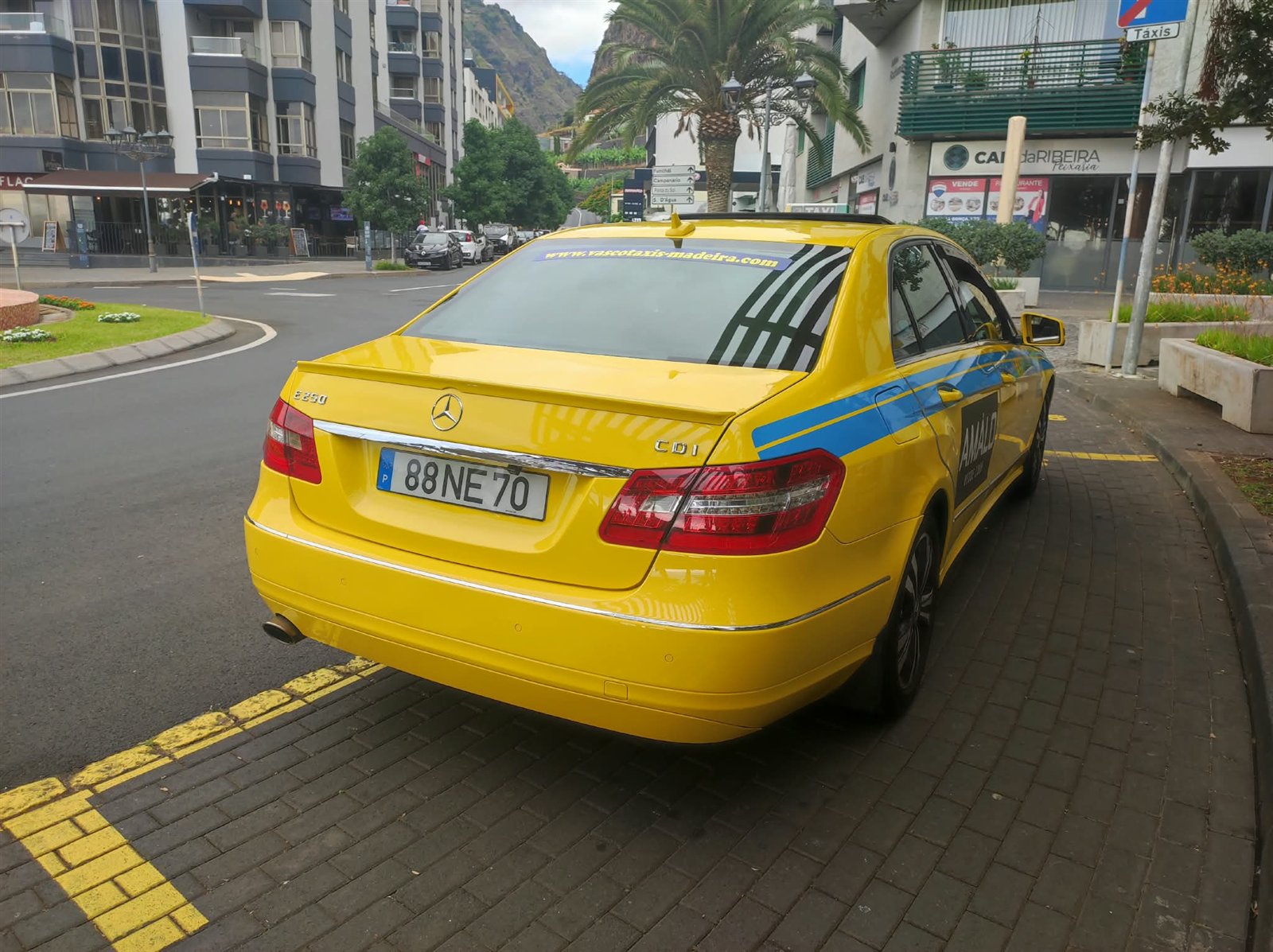 Vista traseira do táxi Mercedes da Vasco Táxis na Ribeira Brava
