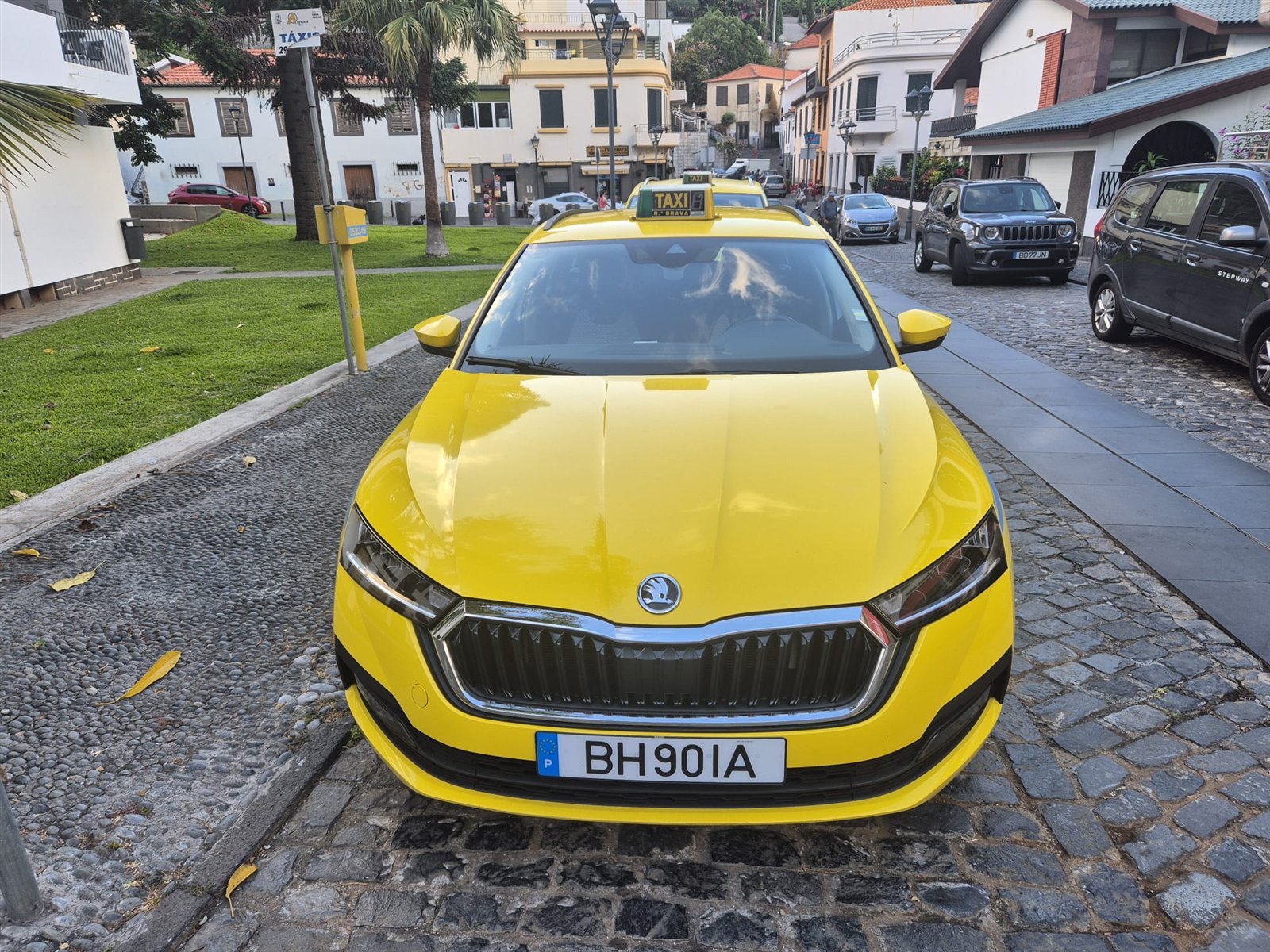 Táxi Škoda amarelo da Vasco Táxis na Ribeira Brava