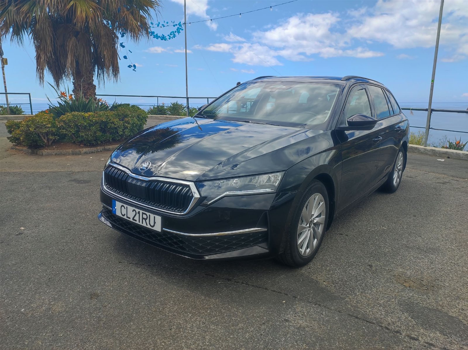 Viatura Škoda da Vasco Táxis com o mar da Madeira ao fundo