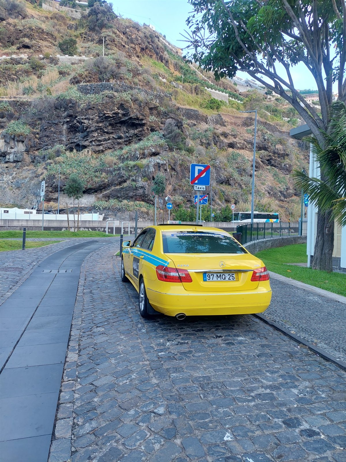 Táxi Mercedes amarelo na praça da Ribeira Brava